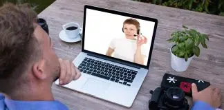 Un homme écoute une assistance visuelle sur son ordinateur