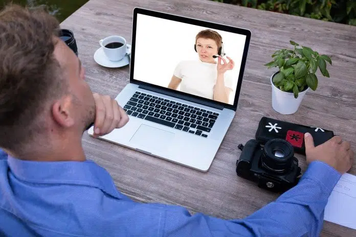 Un homme écoute une assistance visuelle sur son ordinateur