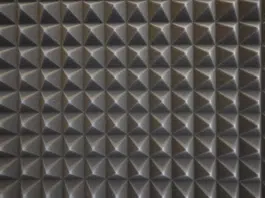 Existe-t-il des normes spécifiques pour l’évaluation de l’efficacité des solutions acoustiques ?