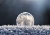 une boule de verre sur un tapis