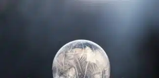 une boule de verre sur un tapis