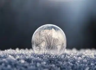 une boule de verre sur un tapis