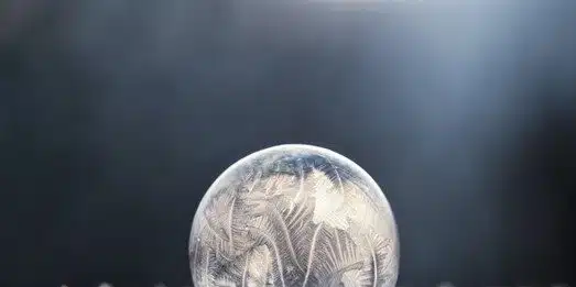 une boule de verre sur un tapis