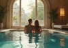 Couple romantique relaxant près d'une piscine intérieure de luxe à Paris