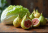 Assortiment de figues indiennes et feuilles de laitue sur une surface en bois