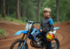 Comment sélectionner sa motocross 50 cm³ homologuée Jeune garçon en équipement motocross avec vélo 50cc