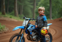 Comment sélectionner sa motocross 50 cm³ homologuée Jeune garçon en équipement motocross avec vélo 50cc