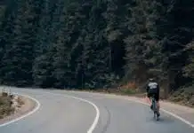 un homme à vélo