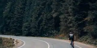 un homme à vélo