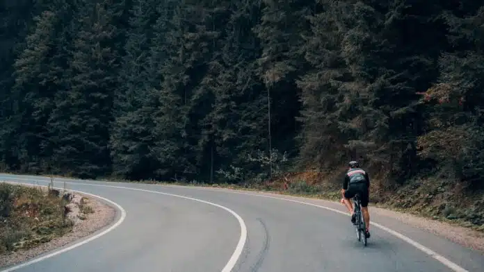 un homme à vélo