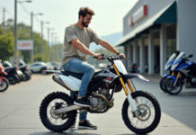 Comparatif des tarifs d’une motocross 150cc neuve et d’occasion Jeune homme avec moto cross 150cc en concession